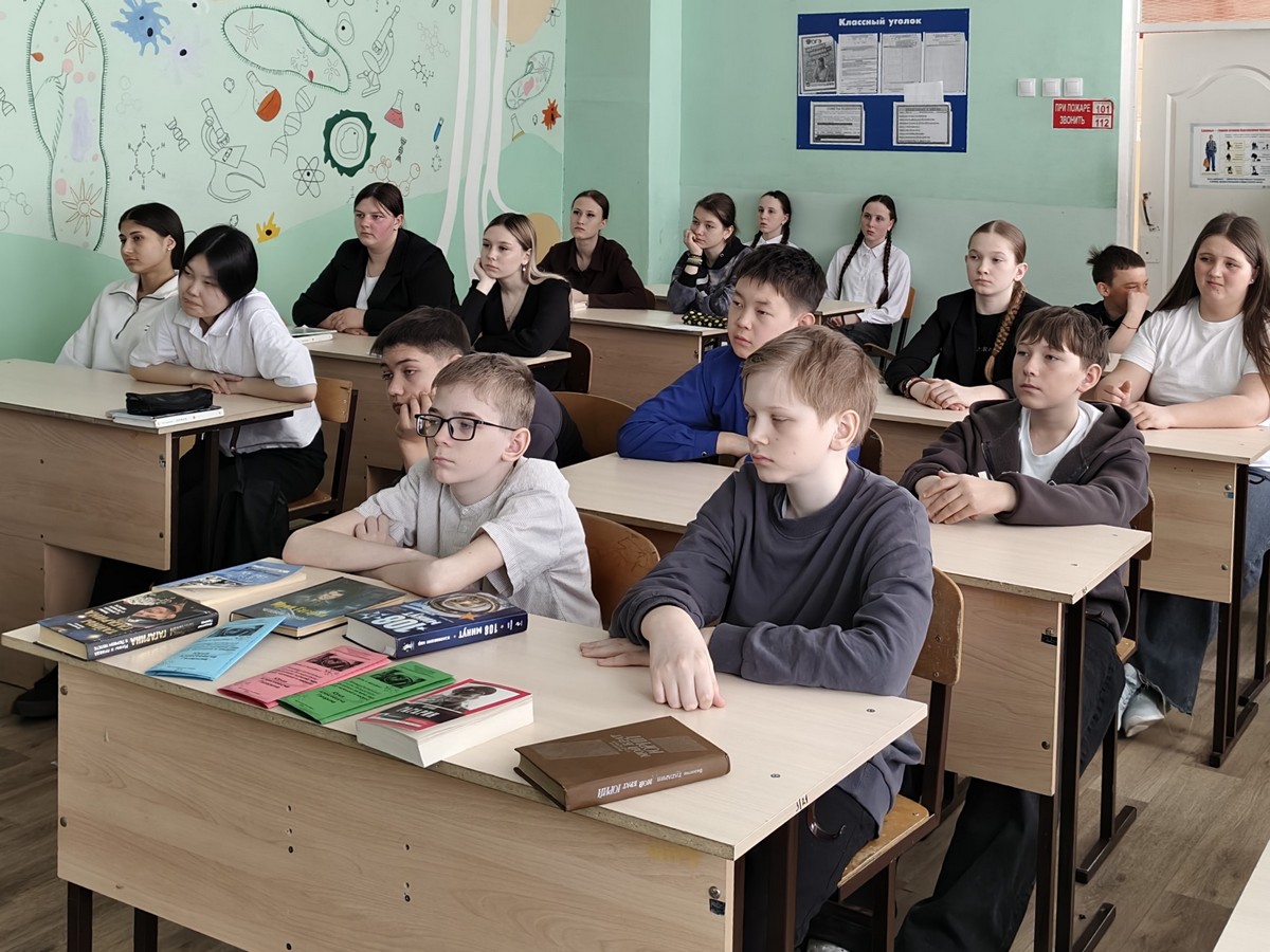 Человек открывает 4