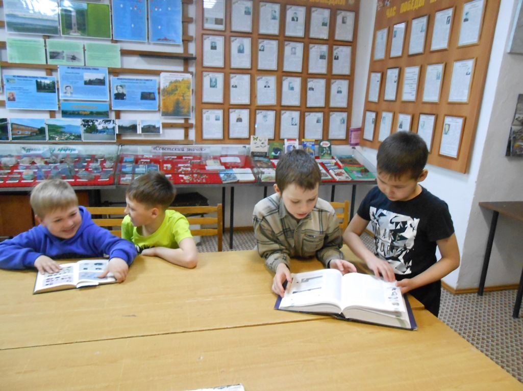 Дети смотрят книги с книжной выставки