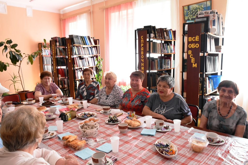 Участники встречи за столом