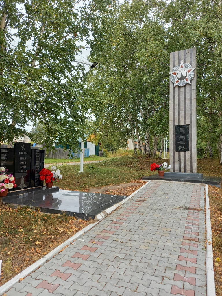 Памятник после субботника 9